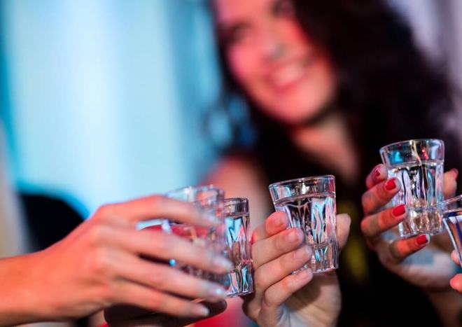 過年買酒注意！有些你覺得口感好的白酒，可能是酒精飲料